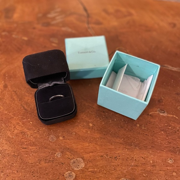 Tiffany and Co platinum knife edge wedding band - Picture 2 of 8